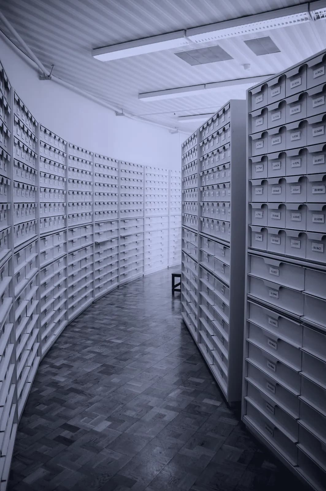 Archiv mit Reihen von Schubladenschränken