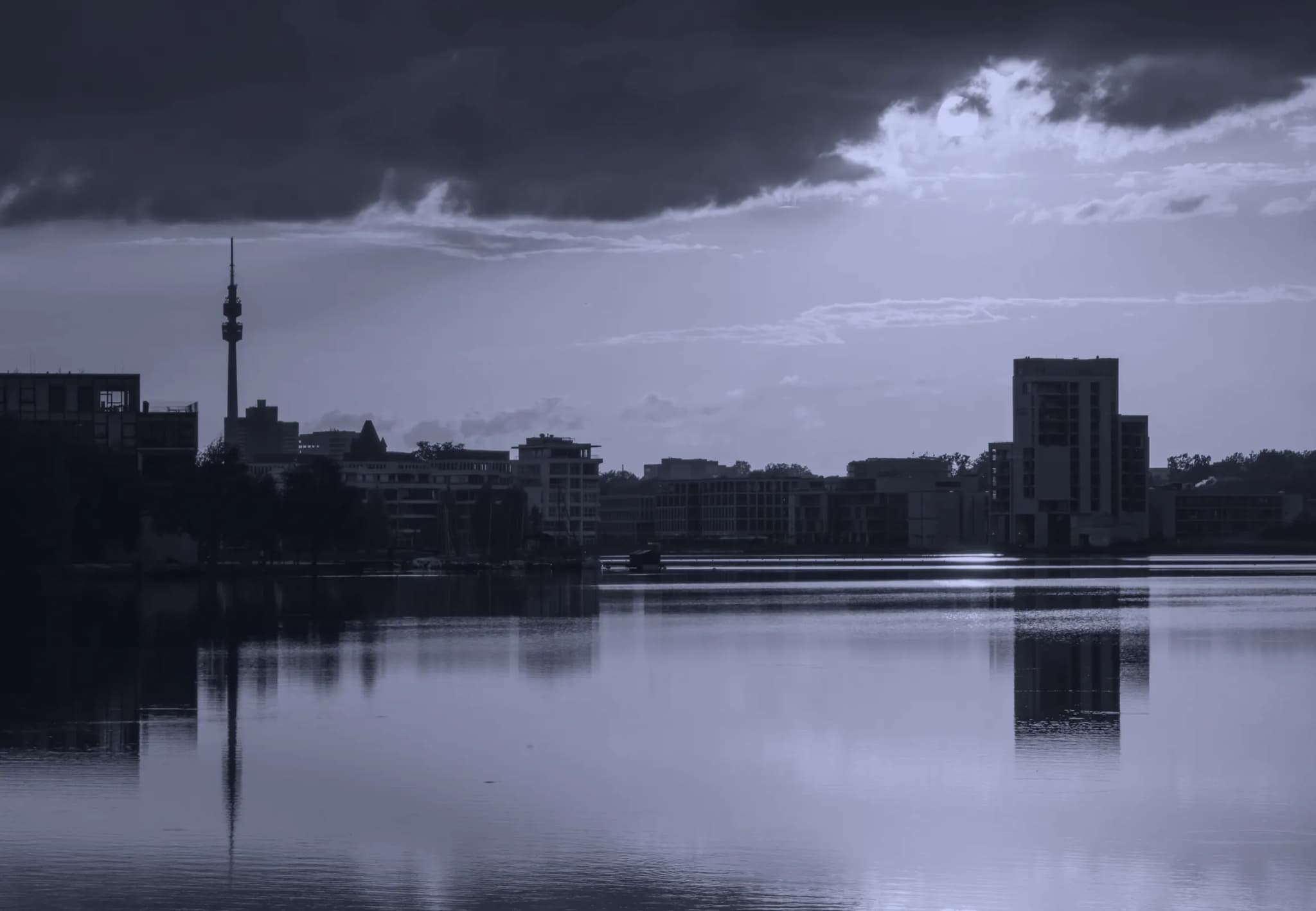 Dortmund: Phoenix-See mit Florianturm in der Abenddämmerung